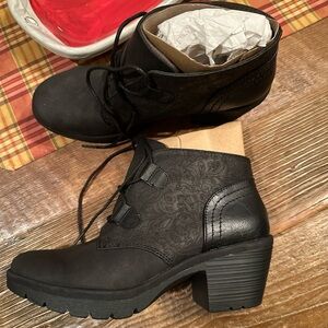 NWOB - Eurosoft by Sofft Talen Black Embossed Sz 8 Lace Up Ankle Bootie